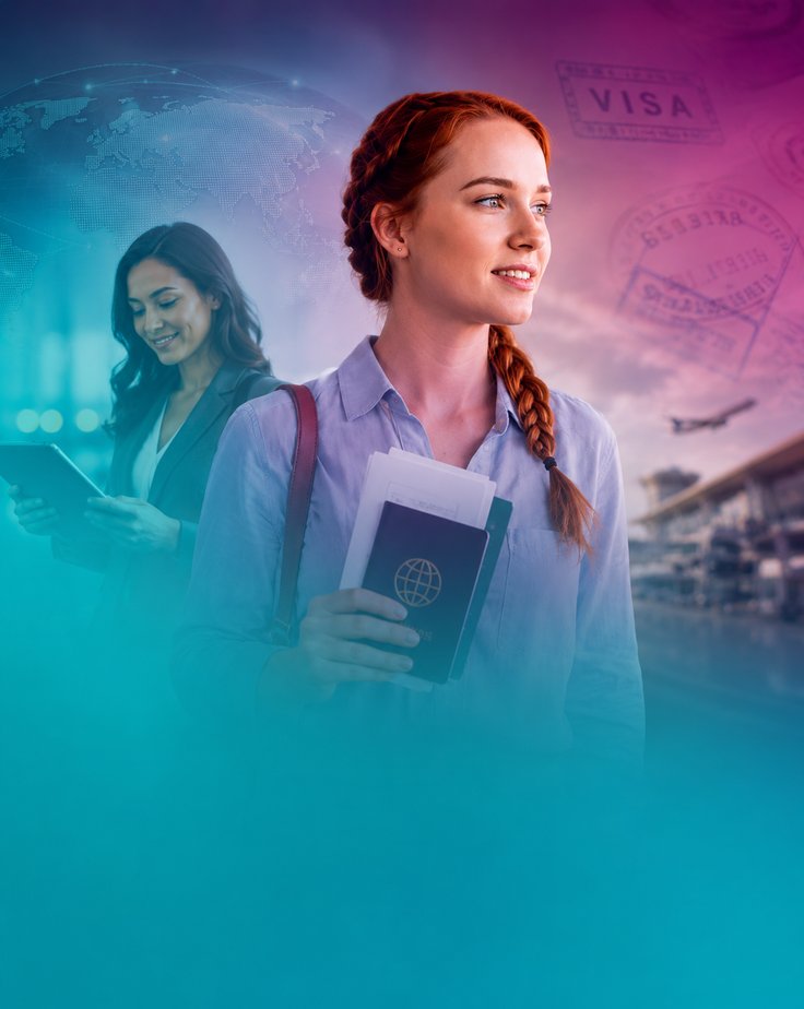 Jovem sorrindo segurando passaporte e documentos de viagem