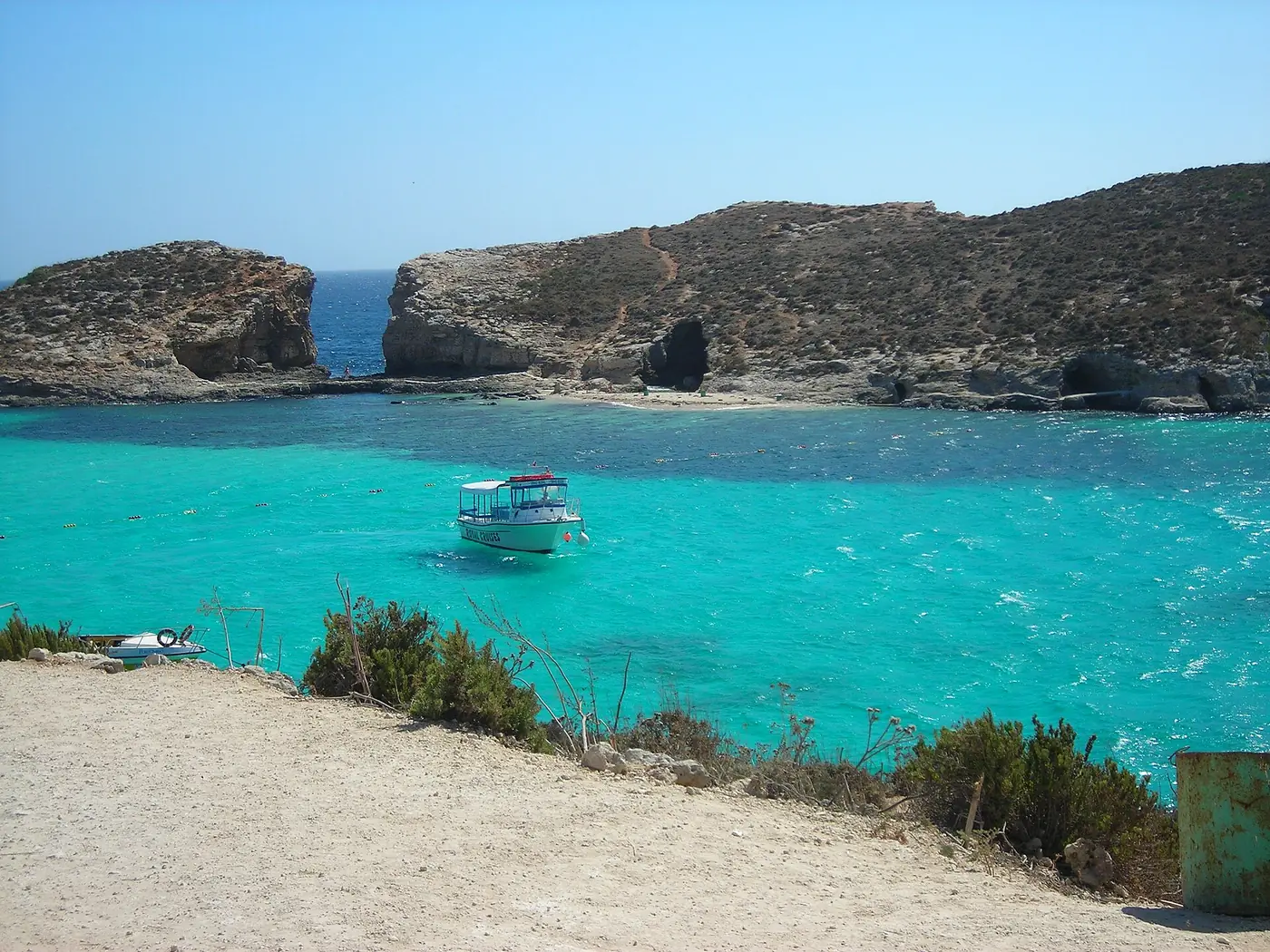 Blue Lagoon, na ilha de Comino, Malta, com águas turquesa