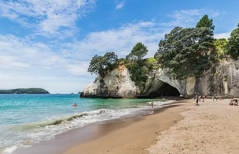 Arco de pedra natural de Cathedral Cove emoldurando a praia e o mar turquesa
