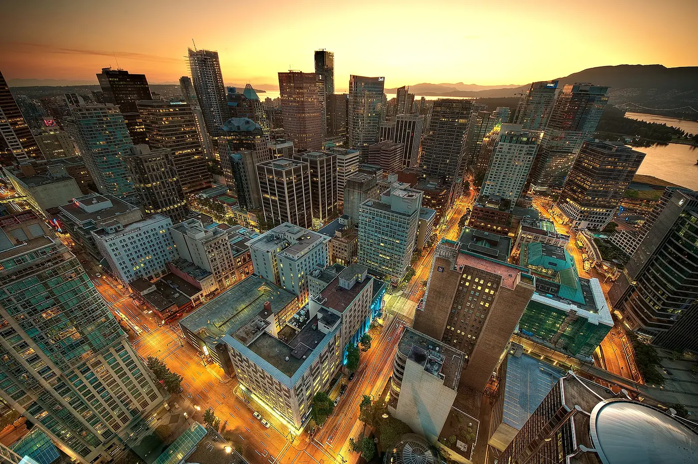 Centro de Vancouver ao pôr do sol, com as montanhas da Costa Norte ao fundo