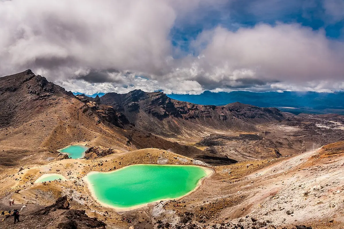 Lagos Emerald de cor esmeralda vistos do alto do Red Crater, na travessia do Tongariro