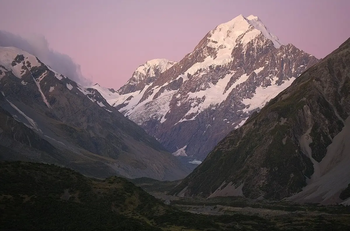 Vale Hooker com o monte Aoraki Mount Cook ao fundo sob céu rosa depois do pôr do sol