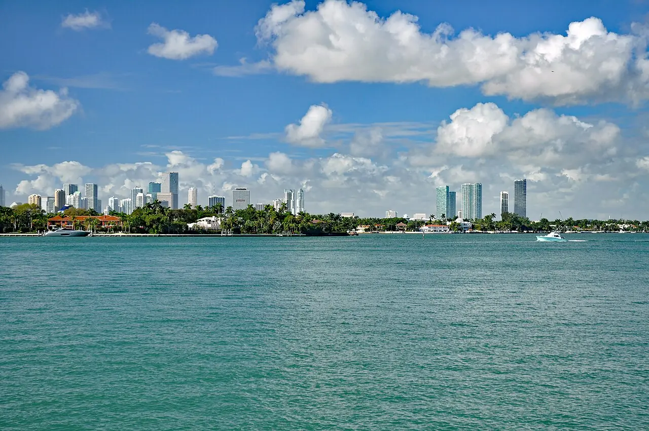 Skyline de Miami vista da Biscayne Bay, com prédios altos à beira da água