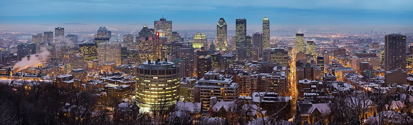Panorama de Montréal ao anoitecer, com o centro iluminado visto do Mont Royal