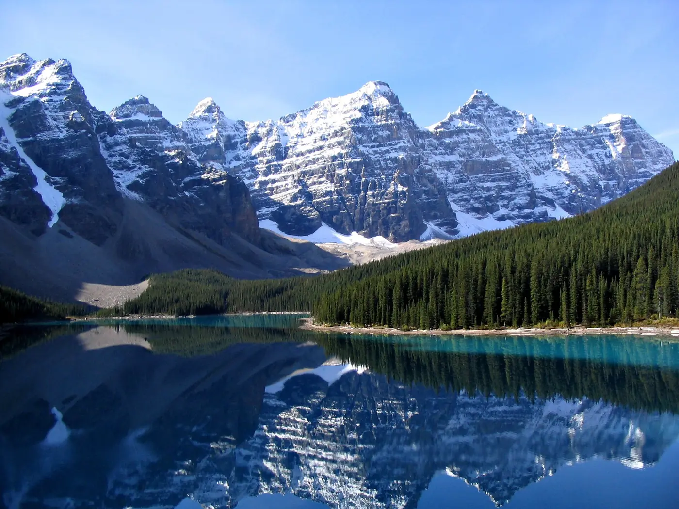 Lago Moraine, no Parque Nacional de Banff, com águas azul-turquesa cercadas por montanhas