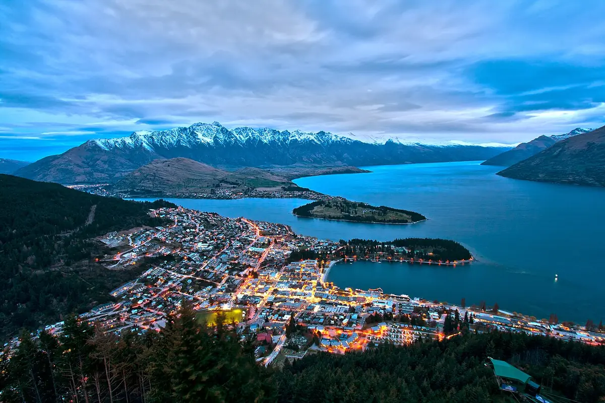 Queenstown vista do alto de Bob's Peak, com o lago Wakatipu e a cordilheira The Remarkables