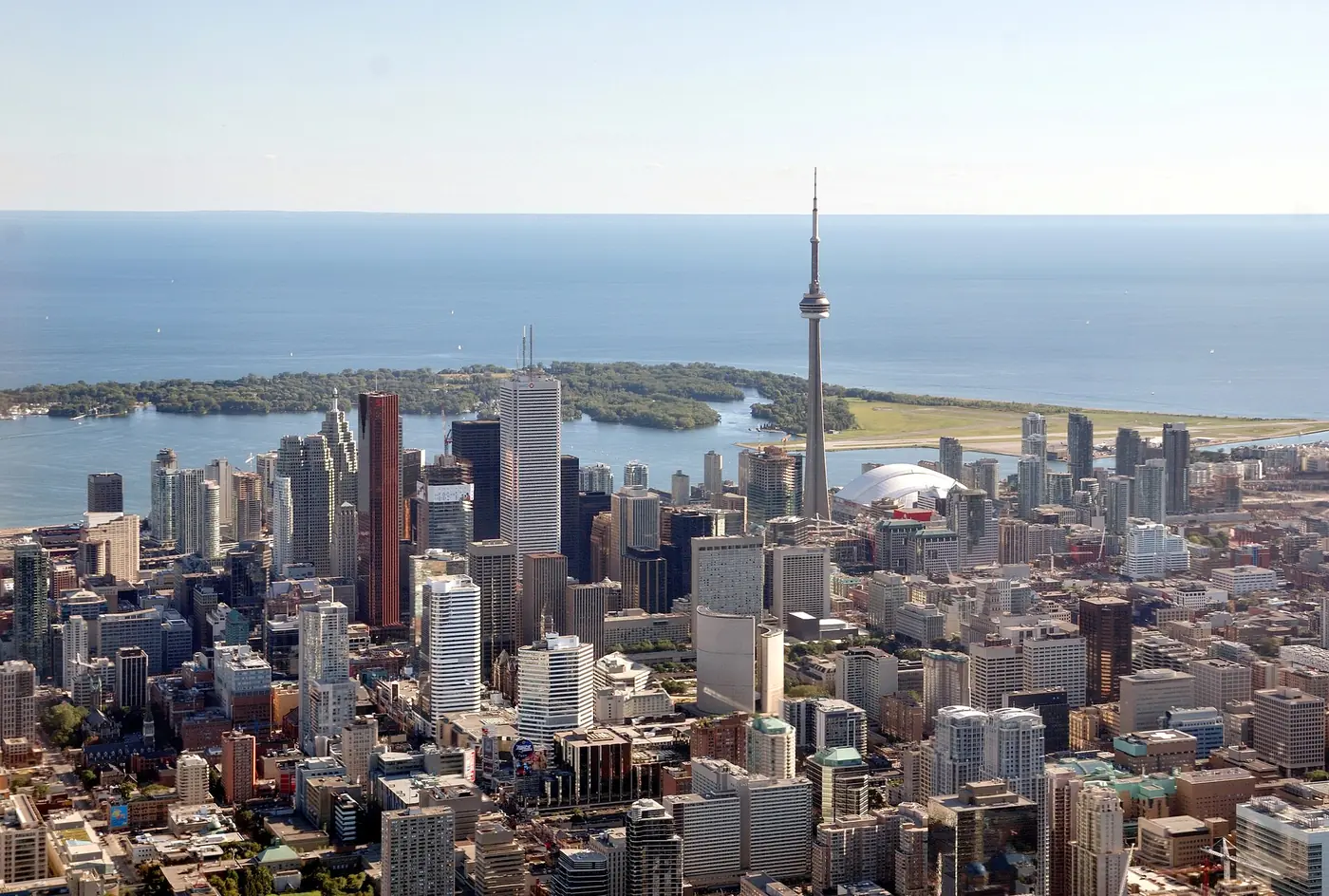 Skyline de Toronto vista da água, com a CN Tower e os arranha-céus do centro