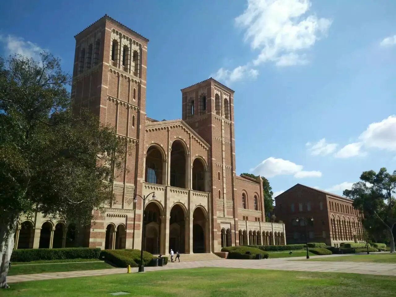 Royce Hall, prédio de tijolos com duas torres no campus da UCLA, em Los Angeles